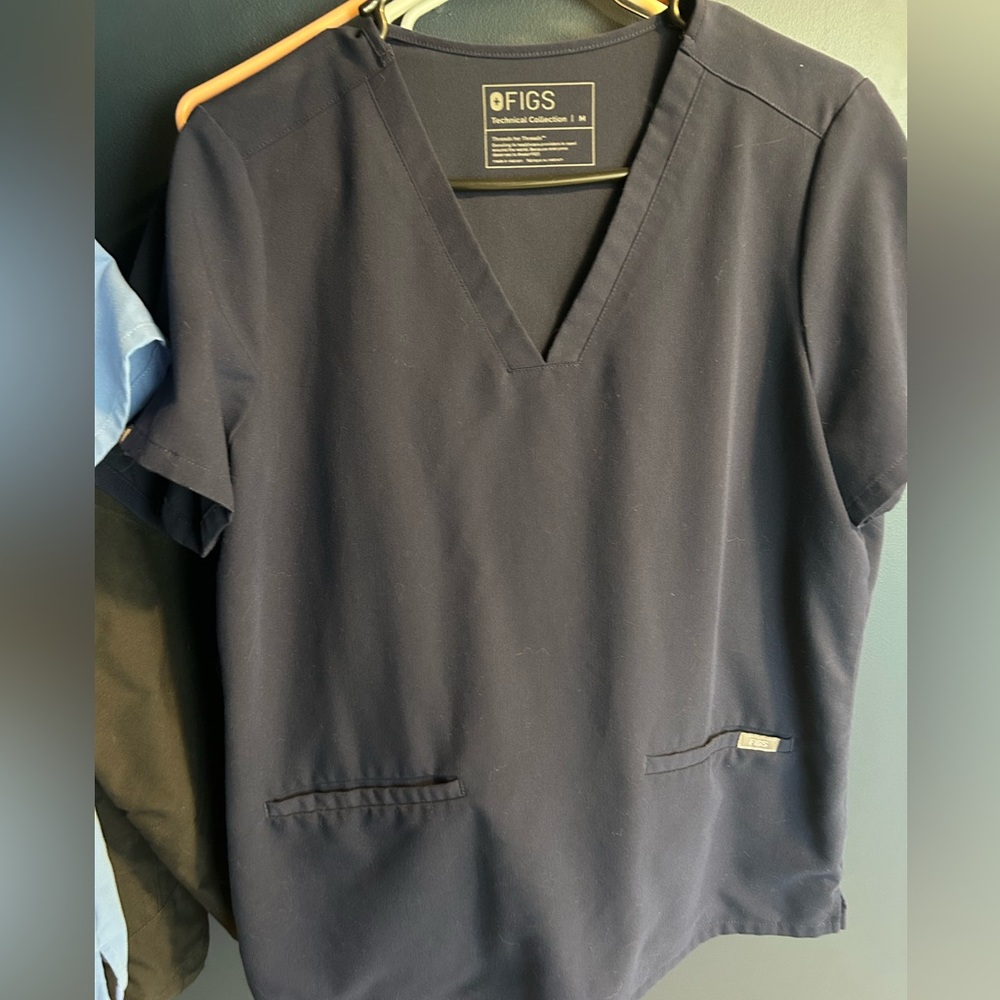 Medium women’s figs scrub top navy blue